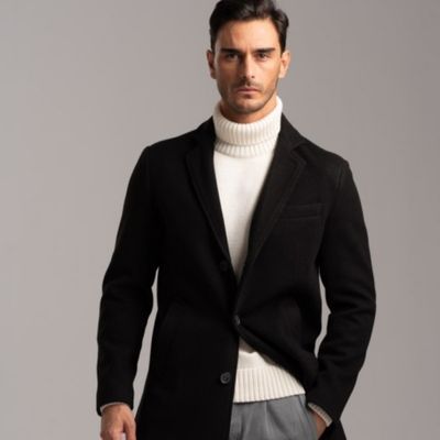 Uomo con cappotto nero elegante